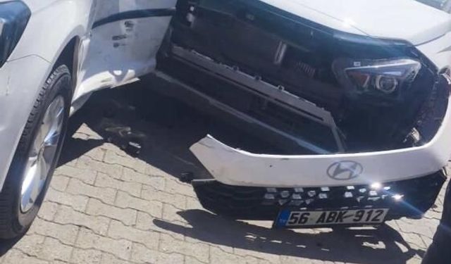 Siirt'te otomobil ile hafif ticari araç çarpıştı