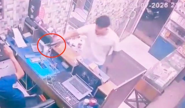 Telefon dükkanında silahlı saldırı kamerada