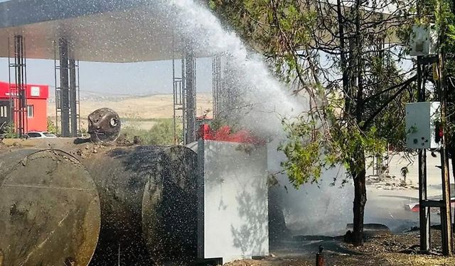 Siirt’te akaryakıt istasyonunda yangın: Alevler tanklara sıçradı