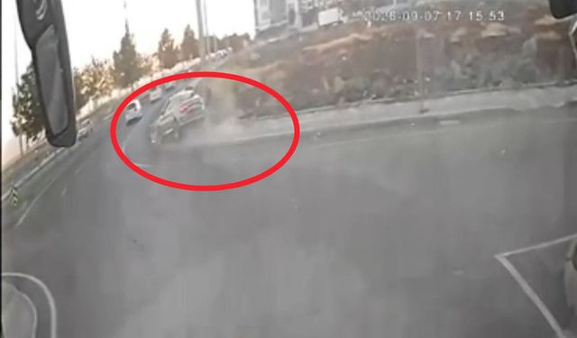 Anne ve 2 çocuğuna otomobilin çarptığı an kamerada