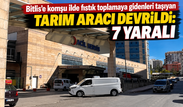 Bitlis’e komşu ilde fıstık toplamaya gidenleri taşıyan tarım aracı devrildi: 7 yaralı