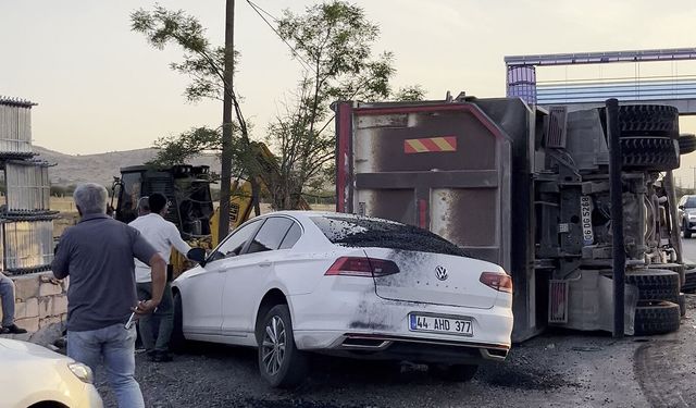 Asfalt yüklü kamyon yayaya çarptıktan sonra 2 araca çarptı