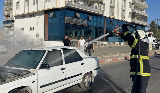 Siirt'te seyir halindeki otomobil alev aldı