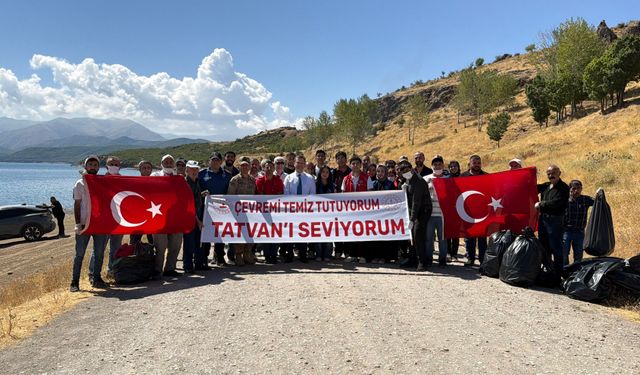 Van Gölü için 100 kişi seferber oldu: 4 ton çöp toplandı