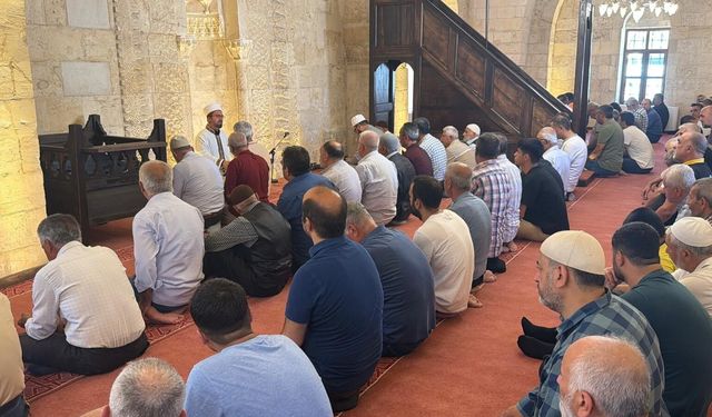 Depremden sonra tarihi camide 3,5 yıl sonra ilk Cuma namazı kılındı