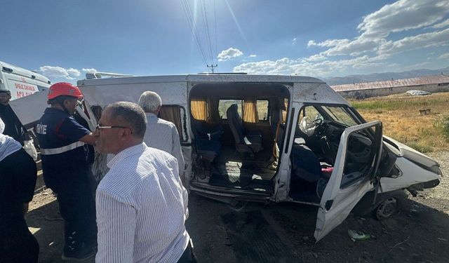 Yüksekova'da minibüs rögar çukuruna çarptı: 6 yaralı