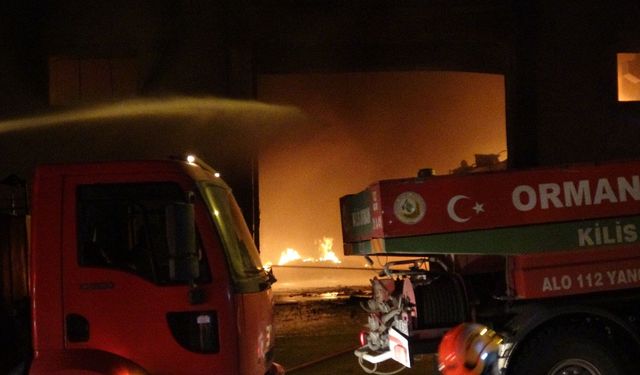 Ambalaj fabrikasında yangın: 1 itfaiye eri yaralandı