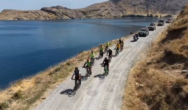 Van Gölü'nün saklı güzelliğine 22 kilometre pedal çevirdiler