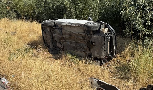 Diyarbakır'da virajı alamayan otomobil devrildi