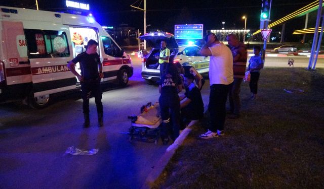 İki araç çarpıştı: Biri ters döndü, 2 yaralı