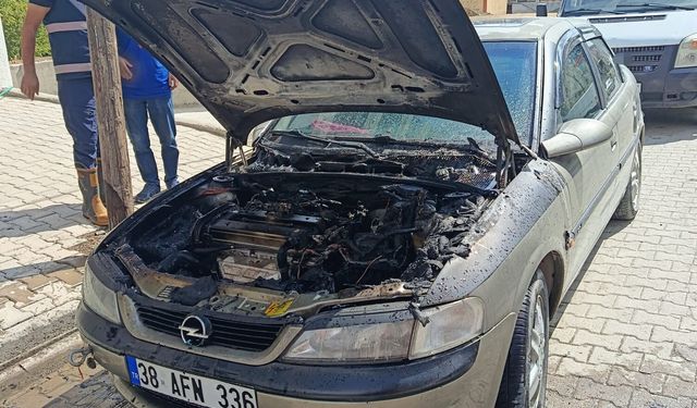 Bitlis'te park halindeki otomobil alevlere teslim oldu
