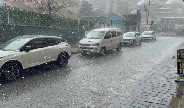 Tatvan’da sağanak ve dolu etkili oldu: Yollar göle döndü