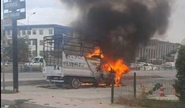 Çıkan yangında kamyonet kullanılmaz hale geldi