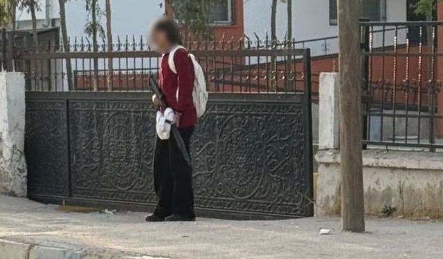 Van'da elinde silahla okula gelen öğrenci böyle görüntülendi