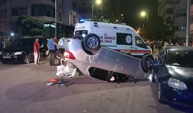 Otomobiller çarpıştı: Polis memuru yaralandı