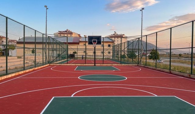 Bitlis’te gençler için spor sahaları yenileniyor
