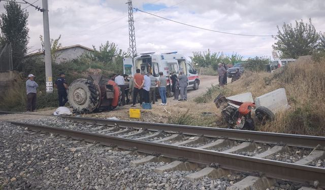 Yük treni traktöre çarptı: Traktör ikiye ayrıldı