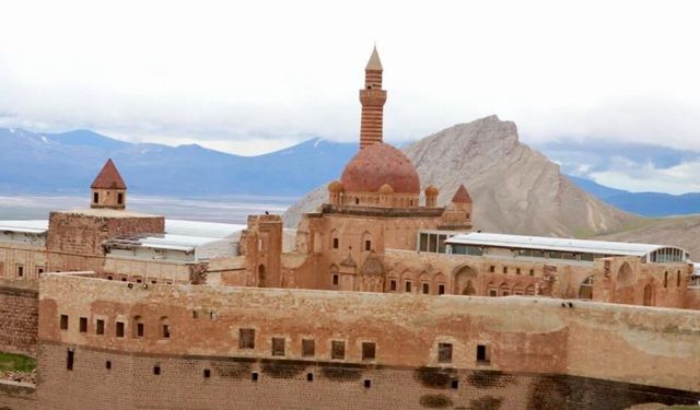 Doğu'nun tarihi sarayı ziyaretçi akınına uğruyor