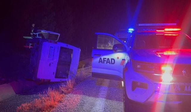 Erzincan'da bal yüklü minibüs devrildi: 3 yaralı