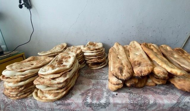 Gün doğmadan tandırın başına geçiyorlar: Patnos'ta ekmek mesaisi