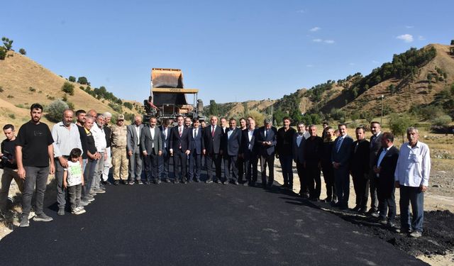 Bitlis'te köy yolları asfaltlanıyor