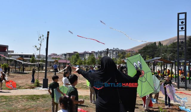 Bitlisli Çocuklar Gazeli Akranları İçin Uçurtmaları Gökyüzüne Saldı