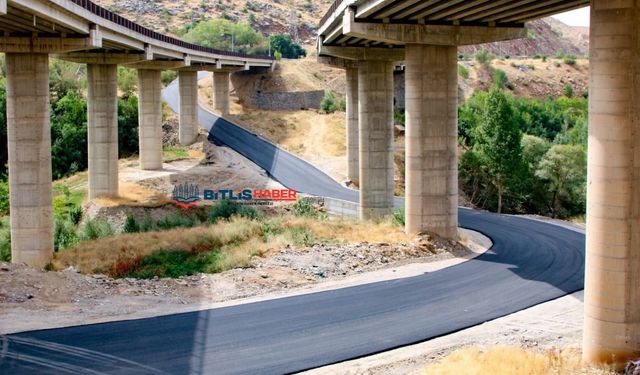 Bitlis'te 8 Ağustos Mahallesi'ndeki yol sıcak asfaltla yenilendi