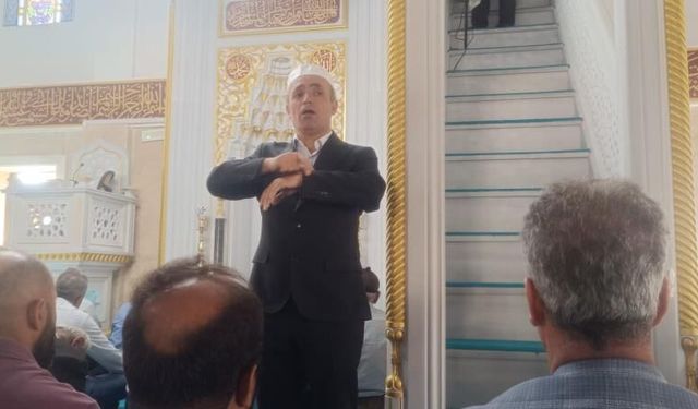 Hakkâri Ulu Cami'de cuma hutbesi işaret diliyle anlatıldı