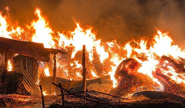 Hakkari'de alevler yükseldi: Binlerce ot balyası yandı
