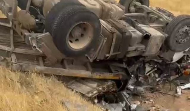 Hasankeyf yolunda TIR devrildi: Sürücü hayatını kaybetti
