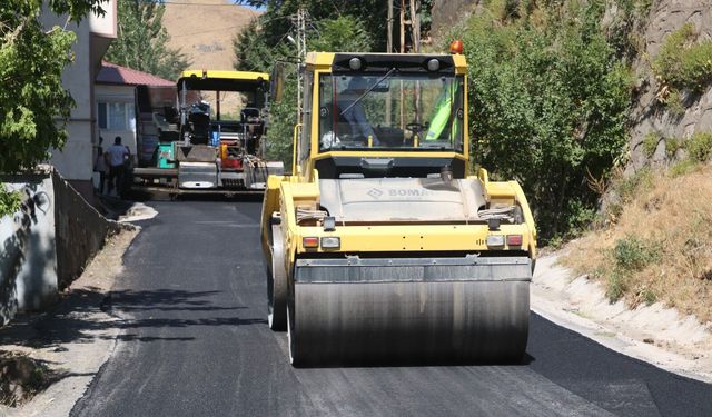 Bitlis’te asfalt çalışmaları mahalle mahalle sürüyor