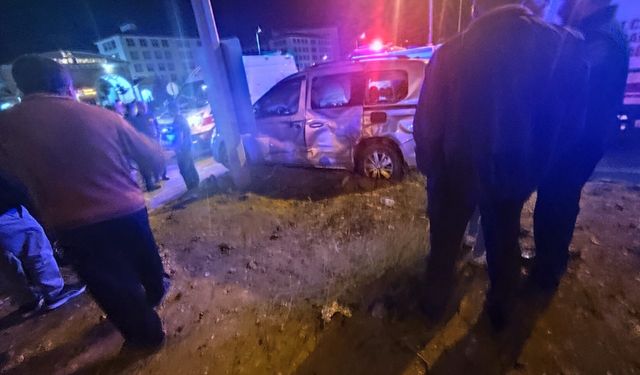 Bitlis’te minibüs ile hafif ticari araç çarpıştı: 6 yaralı