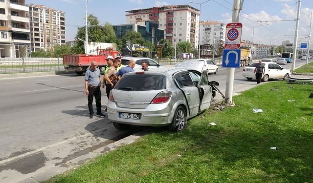 Malatya'da otomobil trambüs direğine çarptı: 2'si çocuk 4 yaralı