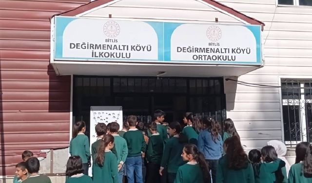 Bitlis’te Öğrenciler Teneffüste "Delikli Labirent" Oyunuyla Eğlendi