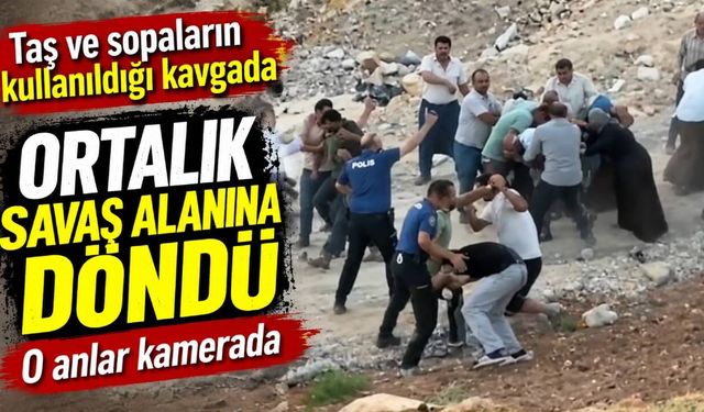 Taş ve sopaların kullanıldığı kavgada ortalık savaş alanına döndü: O anlar kamerada
