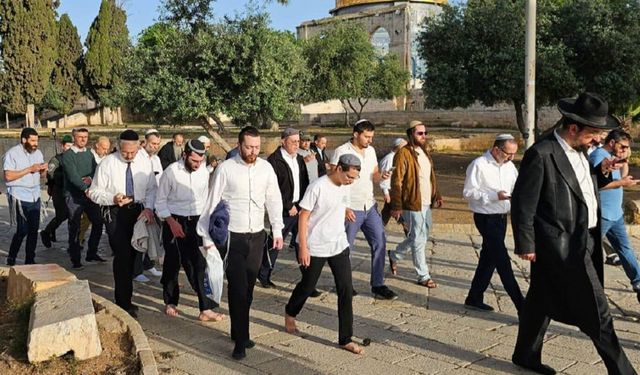 Siyonist işgalciler Mescid-i Aksa'ya baskın düzenledi