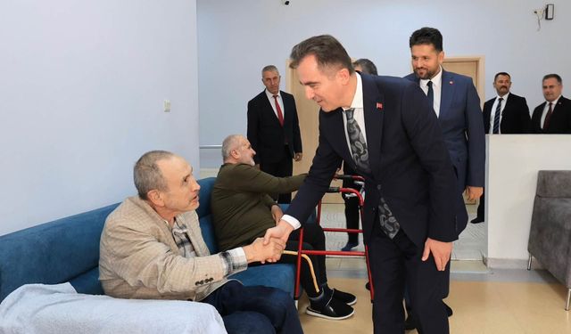 Vali Karakaya'dan Dünya Yaşlılar Günü'nde anlamlı ziyaret