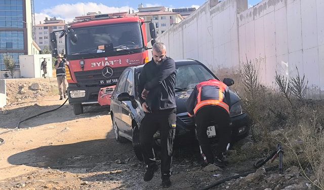 Van'da park halindeki otomobil alev aldı