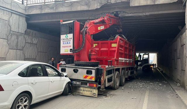 Vinç köprüye, otomobil de vince çarptı: 4 yaralı