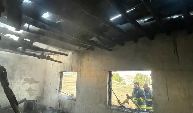 Ev yangını itfaiye ekiplerince söndürüldü