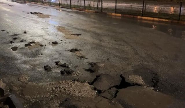 Adıyaman'da şiddetli sağanak: Yollar çöktü