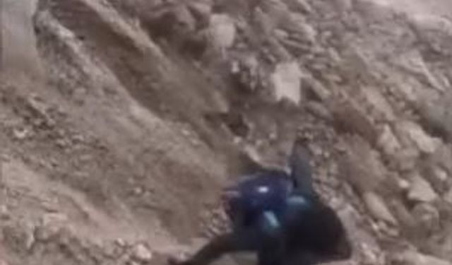 Ağrı Dağı'nda saniyelerle kurtuldular! Dev kayalar kamerada