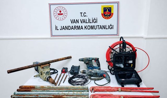Van'da Tarihi Kalede Kaçak Kazıya Suçüstü: 2 Kişi Yakalandı!