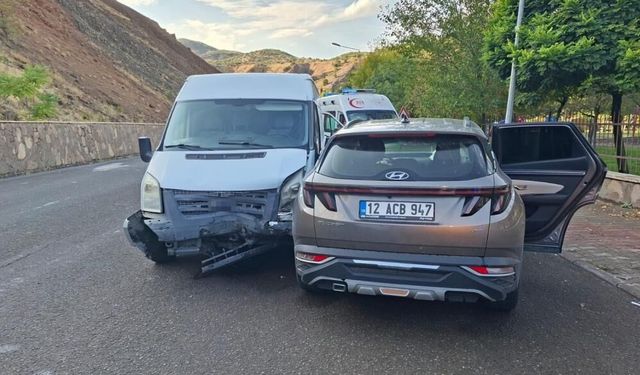 Bingöl'de otomobil ile minibüs çarpıştı: 3 yaralı