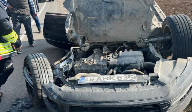 Bitlis'e sınır ilçede otomobil takla attı: 2 yaralı