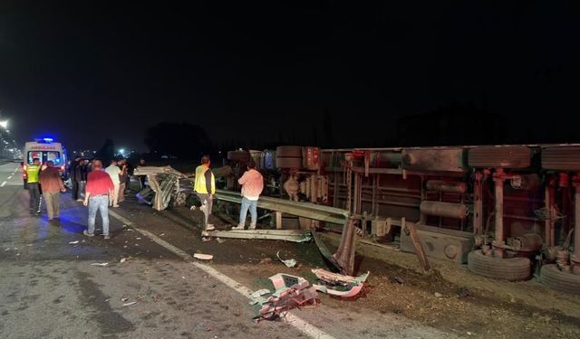 Doğubayazıt-Iğdır yolunda tır bariyerlere çarparak devrildi