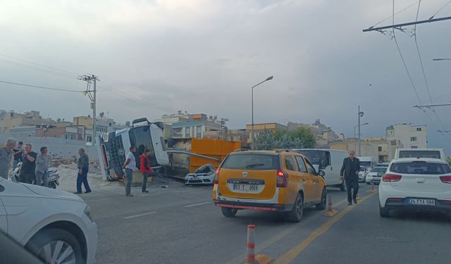 Hafriyat kamyonu park halindeki otomobilin üzerine devrildi