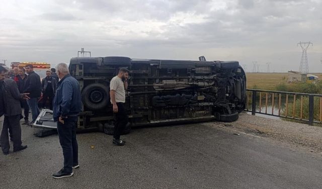 Hakkari'de okul servisi devrildi: 10 yaralı