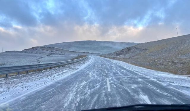 Ilgar Dağı'nda kar ve tipi sürücülere zor anlar yaşattı