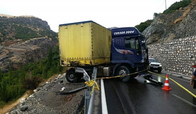 Malatya'da bariyerlere çarpan tır askıda kaldı